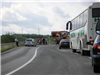  Autobus napichnuty na svodidlo (za buldozerem) u mesta Knin. Mel velke stesti - za svodidlem je 50-metrovy sraz. 