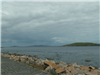  První pohled na ostrůvek Inishbofin (ta modrá placka v dáli). 