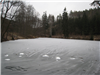  Zamrzlý lesní rybníček u štoly na Halíři. 