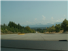  Cesta do Snoqualmie. V pozadí Cascade Mountains, které pokrývají celou východní polovinu státu Washington. 