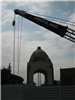  Památník Republiky is under re-construction. Jako měřítko použijte lidi, kteří po památníku lezou. 